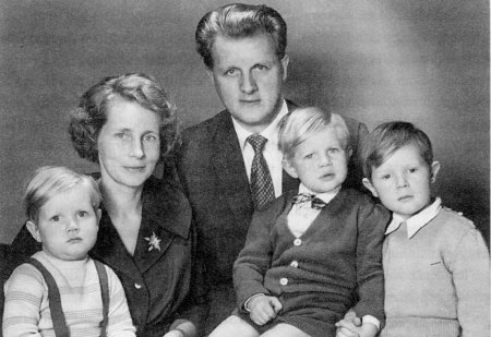 Pastor Walter Theuerkauf mit seiner Frau und den drei Kindern