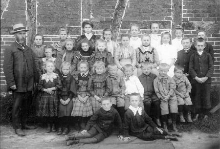 Schulklasse 1908 mit Lehrer Karl Angebauer