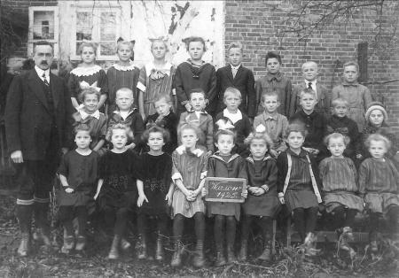 Schulklasse 1925 mit Lehrer Hermann Müller