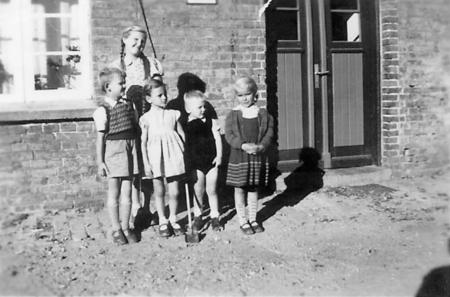 Kinder vor der Gaststätte Bury