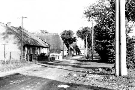 Dorfstraße mit der Scheune von Meta Grambow, Sept. 1978
