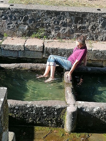 Frau mit Füßen im Wasser