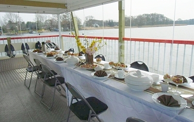 Der Tisch auf dem See ist gedeckt