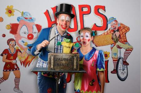 Der große Hopsini – Die Kinder-Zaubershow mit Clown Hops und Hopsi