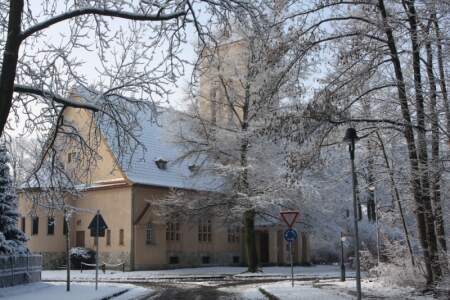 Das Bild zeigt die Finkenkruger Kirche im Winterlook.