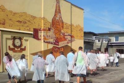 Teilnehmer beginnen den Rundgang durch die Brauerei in Witnica (Bild vergrößern)