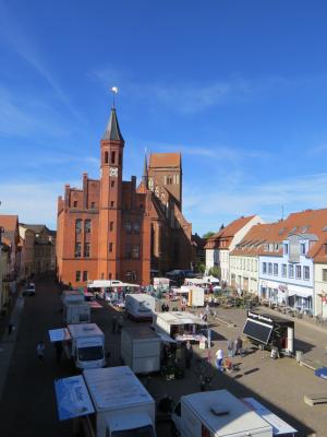 Foto: Stadt Perleberg | Markttag in Perleberg auf dem Großen Markt (Bild vergrößern)
