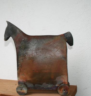 'Trojanisches Pferd' , Raku-Kupfermatt 2019 von Brigitte Herb (Bild vergrößern)