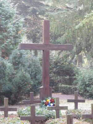 Stadt Perleberg | Kranzniederlegung an der Grabstätte des ersten Weltkrieges. (Bild vergrößern)