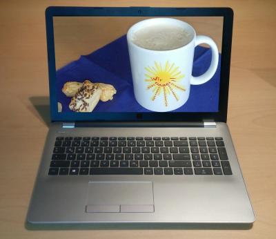 Auf dem Foto sieht man ein Notebook und auf dessen Display eine Kaffeetasse mit dem Wir DABEI!-Logo.