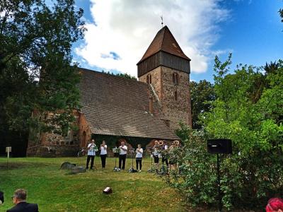 Steinitzer Dorfkirche mit Gottesdienst zum Bergmannstag (Bild vergrößern)