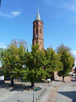 Kirchturm der St. Johannis Kirche mit blauem Himmel
