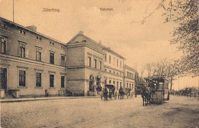 Pferdebahn vorm Bahnhof Jüterbog (Bild vergrößern)