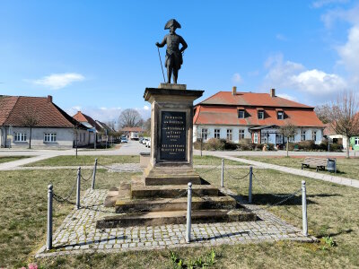 Veranstaltung: Radwandersonntag einmal anders: Zu Fuß durch die Geschichte von Kloster Zinna So 04. 05. 2025