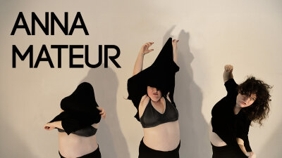 Anna Mateur ist diese großartige, wundersame Erscheinung, die mit ihrem sagenhaften Stimmvolumen und abgrundkomischen Witz-Ernst alles in den Schatten stellt, was sich hierzulande als Groß-Kunst, Klein-Kunst, Neben- oder Zwischen-Kunst zu behaupten versucht. Anna Mateur ist: Sonder-Kunst!