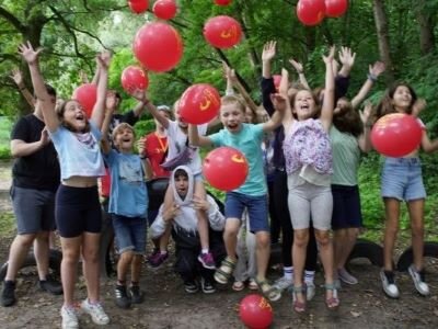 Springende Kinder mit Luftballons (Bild vergr&ouml;&szlig;ern)
