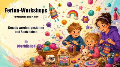 Das Bild zeigt fröhliche Kinder bei einem kreativen Ferien-Workshop mit Wolle. Gemeinsam häkeln, wickeln und gestalten sie bunte Werkstücke. Auf dem Tisch liegen viele Wollknäuel, kleine Figuren, ein Webrahmen, gehäkelte Dekorationen und weitere kreative Materialien. Um die Kinder herum schweben farbenfrohe Wollideen wie Pompons, ein Regenbogen, Sterne, eine kleine Puppe und bunte Garnspuren. Das Bild steht für kreative Sommerferien-Angebote, bei denen Kinder von 8 bis 14 Jahren mit Wolle gestalten, Neues ausprobieren und eigene kleine Werke entstehen lassen können. Links im Bild steht der Hinweis: „Ferien-Workshops – Für Kinder von 8 bis 14 Jahre – Kreativ werden, gestalten und Spaß haben – in Oberhäslich“.