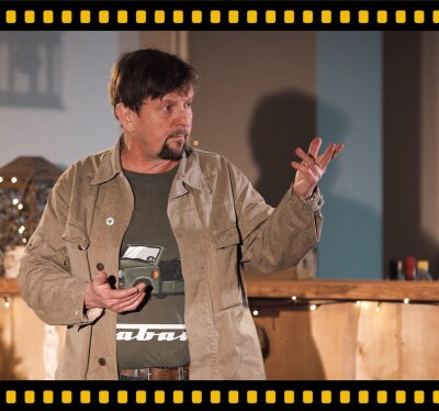 Thomas Rudnick bei einer Aufführung. Mit einer Mischung aus Humor und Nachdenklichkeit erzählt T. R. alias Frank Cerwinski von seinen Erfahrungen am Filmset und aus dem Leben eines Schauspielers in der Provinz.
