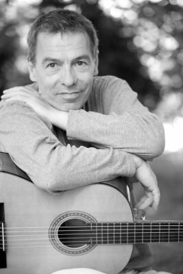 Andreas Sueskow mit Gitarre