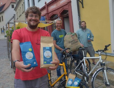 Fotos wurden von Marie-Luise Küchler gemacht- Bildunterschrift: Christian Möls, Christian Mädler und Konstantin Wunderlich-Hörsch vom Freiberger Weltladen satteln ihre Räder für die faire Kaffeefahrt