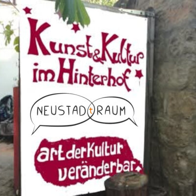 Auf einem Schild steht: Kunst und Kultur im HinterhofNeustad(t)raumart der Kulturveränderbar (Bild vergr&ouml;&szlig;ern)