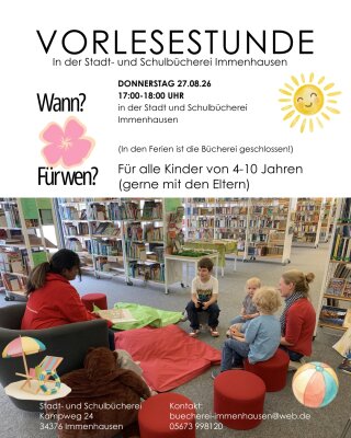 Auf dem Foto sitzt die Vorleserin Sabrina Siebert in der Stadt- und Schulbibliothek auf einem Sessel . Sie hält ein Buch in der Hand und  spricht mit den Kindern und Eltern, welche vor ihr auf Hockern sitzen . Des Weiteren ist die Veranstaltung der Vorlesestunde mit Datum, Ort und Uhrzeit darauf zu finden. Im unteren Bereich sind die Kontaktdaten der Bibliothek zu finden.  Rundherum befinden sich einige sommerliche Details, wie eine Sonne, ein Ball, eine Blume und ein Strand, mit Liegestuhl, Sonnenschirm und Schwimmreifen .