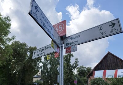 Knotenpunktwegweiser am Radweg der Sympathie in Zeestow (Bild vergr&ouml;&szlig;ern)