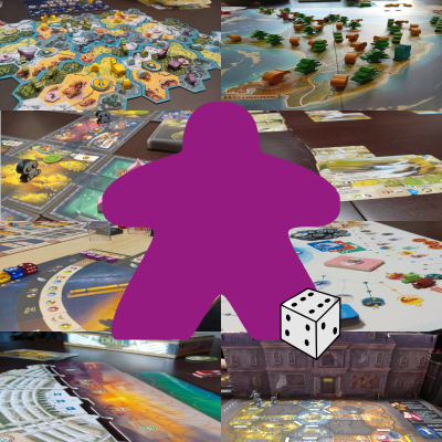 Eine große, stilisierte Spielfigur ("Meeple") und ein Würfel. Im Hintergrund sind verschiedene Brettspiele aufgebaut zu sehen.
