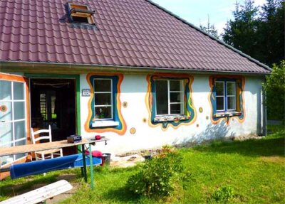 Das Kunsthaus Lisa ist ein 300 Jahre alte Fachwerkkate im Hundertwasserstil, innen und außen mit Mosaiken verschönert. (Bild vergr&ouml;&szlig;ern)