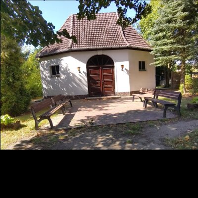 Blick auf die Trauerhalle (Bild vergr&ouml;&szlig;ern)