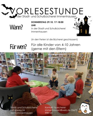 Auf dem Foto sitzt die Vorleserin Sabrina Siebert in der Stadt- und Schulbibliothek auf einem Sessel . Sie hält ein Buch in der Hand und spricht mit den Kindern und Eltern, welche vor ihr auf Hockern sitzen . Des Weiteren ist die Veranstaltung der Vorlesestunde mit Datum, Ort und Uhrzeit darauf zu sehen. Im unteren Bereich sind die Kontaktdaten der Bibliothek zu finden. Rundherum befinden sich einige herbstliche Details, wie Fledermäuse, ein Spukschloß und ein Gespenst